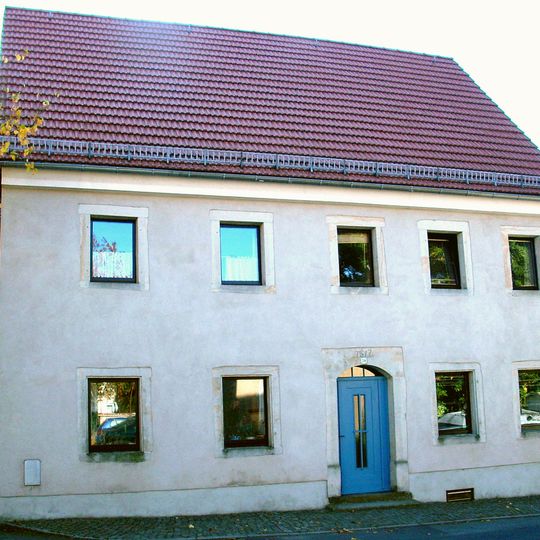 Wohnhaus in offener Bebauung, mit Scheune im rechten Winkel stehend Dr.-Wilhelm-Külz-Straße 70
