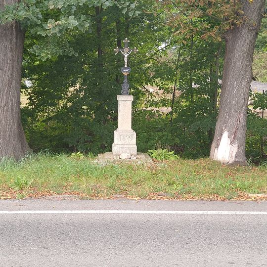 Kříž u silnice na Včelnou