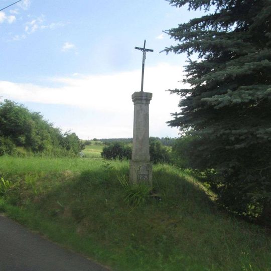 Kříž u rozcestí ve Chlumech