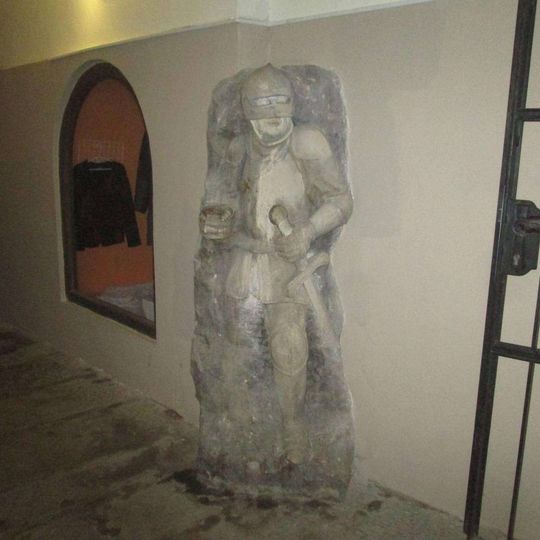 Socha rytíře ve Stříbře ve vchodu