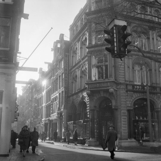 Pand met zeer smalle gevel onder rechte lijst met console-achtige triglyfen en twee hijsbalken empire roedenverdeling