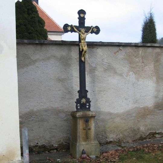 Pamětní kříž u východní zdi hřbitova v Želivi