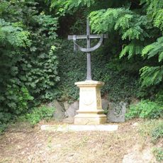 Pamětní kříž u zastávky autobusu v Nových Sadech