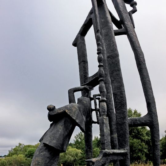 Обелиск в память советских граждан, расстрелянных и сожженных немецко-фашисткими захватчиками 9 января 1942 г.