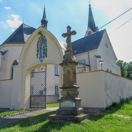 Kříž v Cholině před kostelem