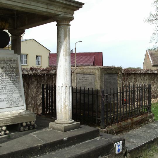 Kapelle und zwei Grabmale eines Friedhofes Wallstraße 1a