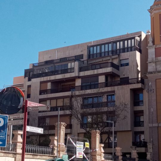 Edificio de viviendas y locales comerciales