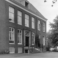 Huizen met sobere lijstgevel en stoep