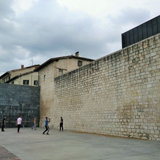Frontón De Muralla De Salvatierra / Agurain