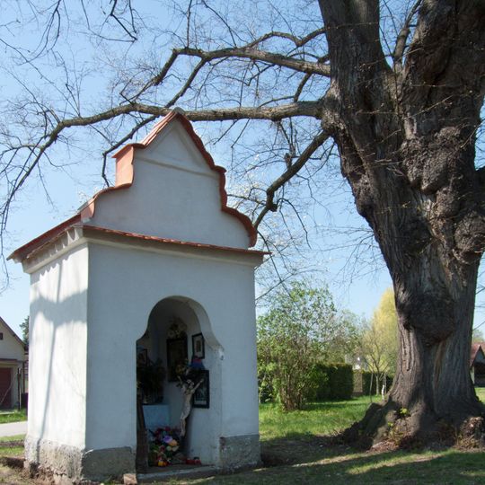 Kaple v Předních Zborovicích mezi lipami