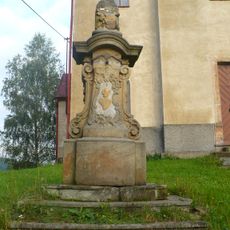 Torzo kříže v Horní Dobrouči u kostela svatého Jana Křtitele