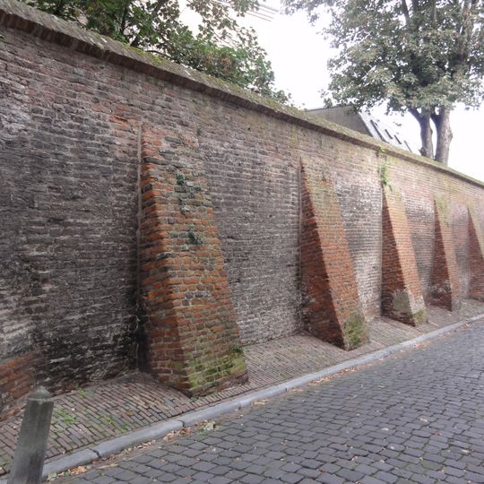 Bakstenen muur met steunberen
