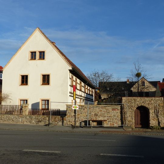 Wohnstallhaus, Seitengebäude und Hofmauer mit Pforte eines Bauernhofes Bebelplatz 17