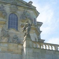 Socha Blahoslavení chudí duchem na balustrádě špitálu v Kuksu