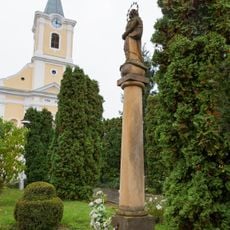 Socha Panny Márie-Immaculaty, stĺp s podstavcom