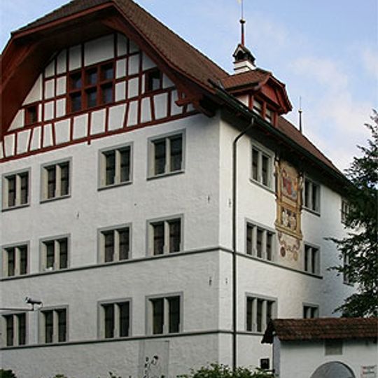 Höfli mit Scheune, Garten und Ringmauer