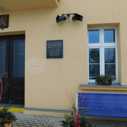 Pamětní deska setkání T. G. Masaryka s Michaelem Hainischem na nádraží ve Stochově