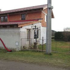 Kříž v zahradě ve Chrboníně