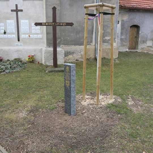 Pamětní kámen lípy k 100.výročí republiky u kostela v osadě Vepřek