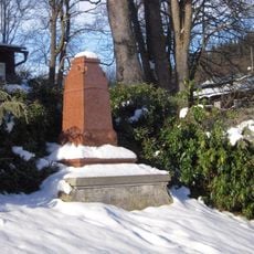 Pomník neznámého určení západně od Letních lázní v Karlově Studánce