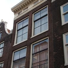 Pand met gevel onder rechte triglyfenlijst