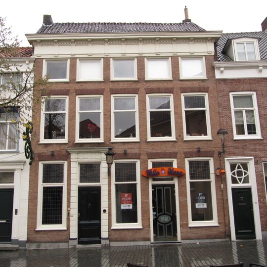 Huis met eenvoudige empire lijstgevel in schoon werk, kroonlijst met triglyphen en druppen zoals ook in de kroonlijst van de ingang die door geblokte pilasters geflankeerd wordt