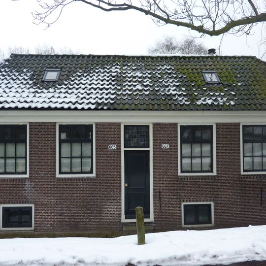 Langgerekt dwarshuis