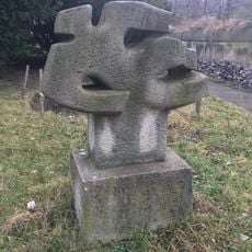 Plastika u sportovní haly v ulici Fabiánova