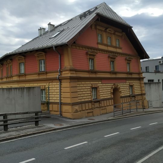 Wohnhaus mit Stadtmauer