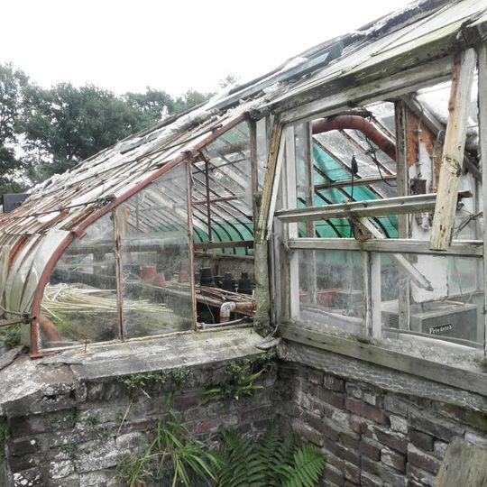 Eyckenstein: moestuinensemble bestaande uit tuinmuur met druivenkas en oranjerie