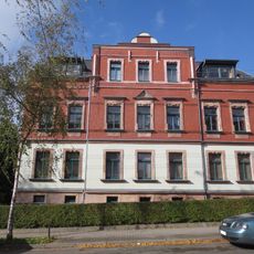 Mietshaus in offener Bebauung mit Vorgarten Lichtenauer Straße 7