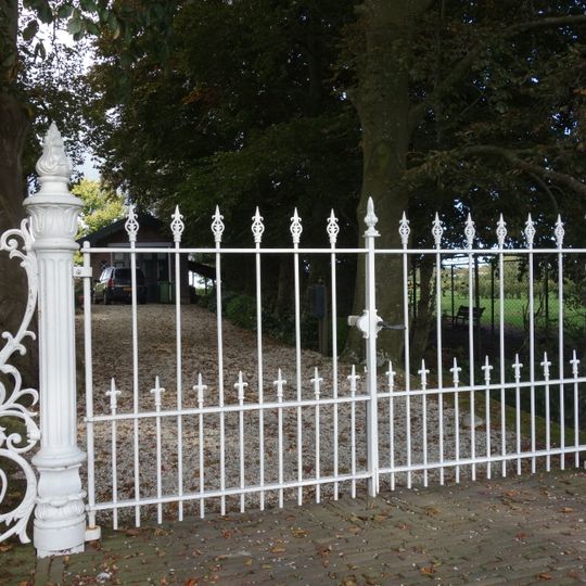 Mariënhof: toegangshek, rijk gedecoreerd