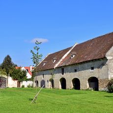 Umfassungsmauer, Wirtschaftsgebäude und Gartenbaudenkmal des Pfarrgartens