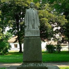 Mestský park, pomník so sochou
