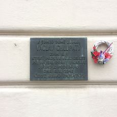 Pamětní deska Václava Chlupatého na domě Argentinská 702/1 v Holešovicích