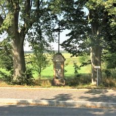 Kříž u autobusové zastávky v Radvanci