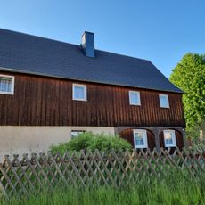 Wohnstallhaus (Umgebinde) und Granittrog Neukircher Straße 46