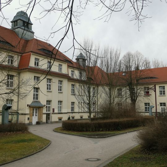 Building A6: Clinic building in the style of reform architecture Hufelandstraße 15