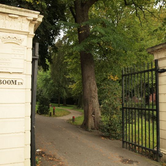 Boom en Bosch: entreehek met schamppalen