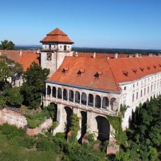 Socha Herkula v Jaroslavicích vedle zámku