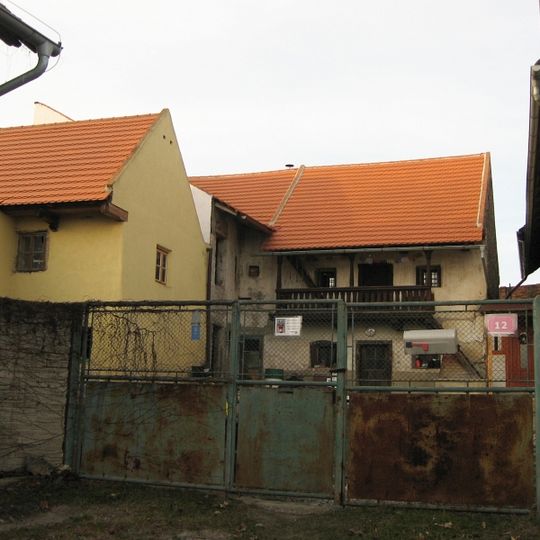 Usedlosti čp. 10 a 12 s výměnkem čp. 11