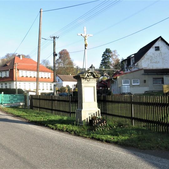 Kříž u obecního úřadu v Kunraticích
