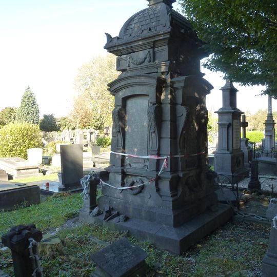 Grafzerk uit 1887 voor het echtpaar J.A. Raymakers in Neo-Barokke stijl