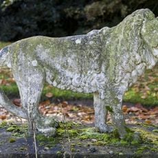 Boschwijk: Twee natuurstenen leeuwen