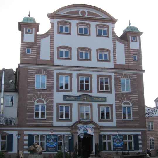 Ehemaliger Adelssitz, Sitz der Hofmark Eisendorf und Patrimonialgericht Elkofen, Brauerei seit 1499