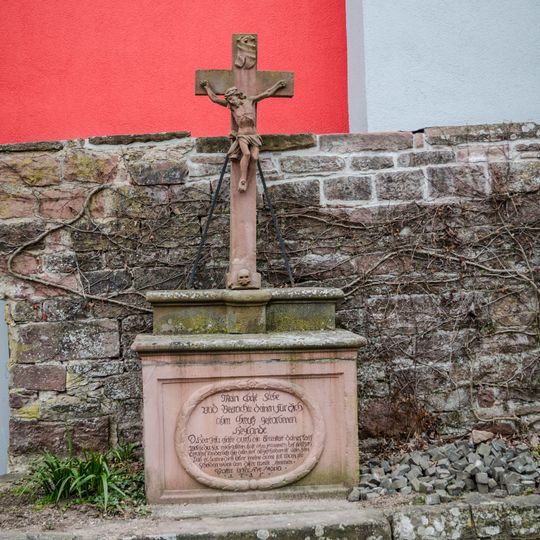 Kreuz auf Altarsockel