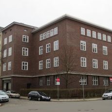 Verwaltungsgebäude (ehemals Postamt) mit Wohnnutzung in halboffener Bebauung und in Ecklage Vettersstraße 26