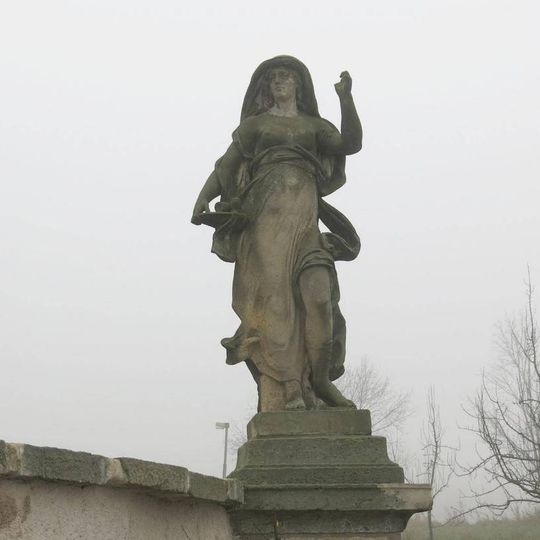 Socha alegorie Podvod na terase špitálu v Kuksu