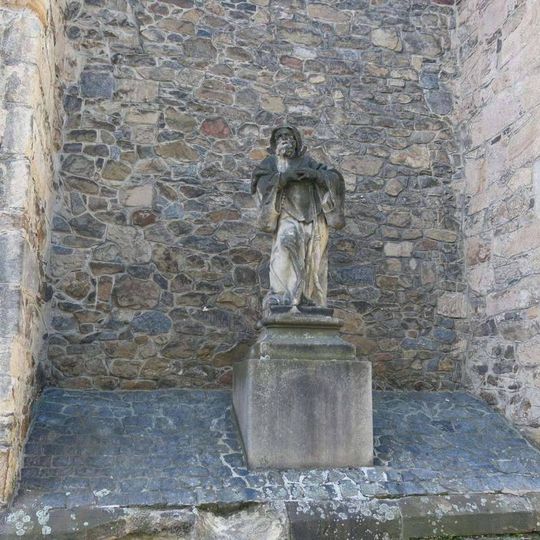 Socha světce mezi vnějšími pilíři kostela Narození Panny Marie v Klatovech