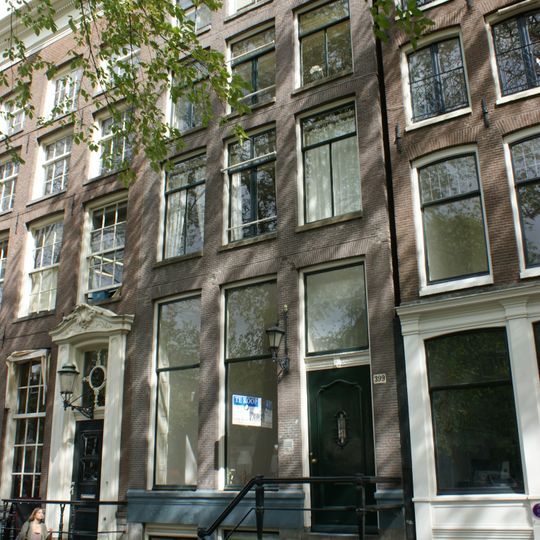 Pand met gevel onder triglyfenlijst met gesneden metopen